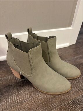Olive Green Suede Dolce Vita Chelsea Ankle Boots Size 6.5